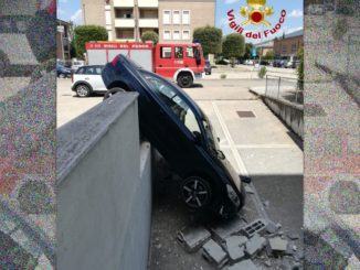 Parcheggia male e l'auto sfonda parapetto, accade a Foligno