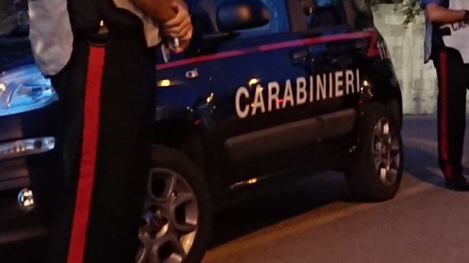 Minaccia di uccidersi, trovato in una pozza di sangue e viene salvato