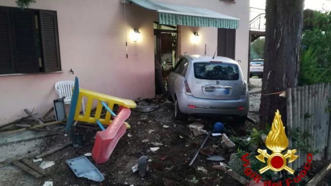 Incidente a Gualdo Cattaneo in via Cavallara, auto sfonda ingresso di una casa