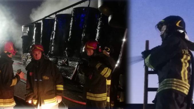 Fiamme divorano semirimorchio, incendio all’alba sulla strada per Macerata Fiamme divorano semirimorchio, incendio all’alba sulla strada per Macerata