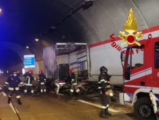 A fuoco un camion, nessun ferito, incendio in galleria Muccia