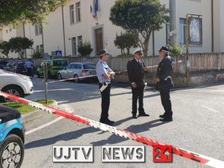 Fa irruzione nella scuola della figlia, situazione familiare delicata