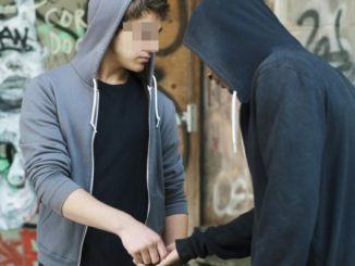 Spaccio di droga, beccato all'uscita del liceo con marijuana, arrestato