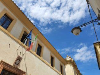 Bevagna, la sosta sulle strisce blu si paga con l'app Telepass , con lo smartphone senza alcun costo aggiuntivo sulla tariffa della sosta.