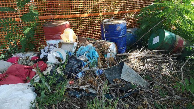 Rifiuti abbandonati e discarica abusiva, gli interventi e le precisazioni del Comune