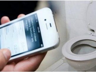 Telefono nel wc in treno, lui scende e lo cerca sui binari, multa salata per lui