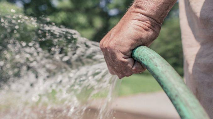 Acqua da pubblico acquedotto non può essere utilizzata per orti e giardini