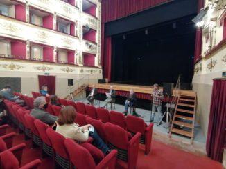 L'iniziativa “A Natale regala teatro”, biglietti per singoli spettacoli e magari anche abbonamenti della stagione di prosa.
