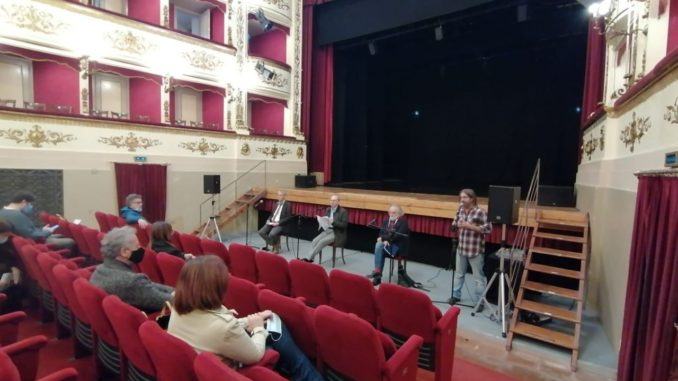 L'iniziativa “A Natale regala teatro”, biglietti per singoli spettacoli e magari anche abbonamenti della stagione di prosa.