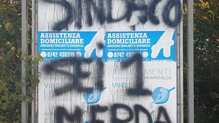 Topi morti e frasi ingiuriose al sindaco di Gualdo Cattaneo, Enrico Valentini