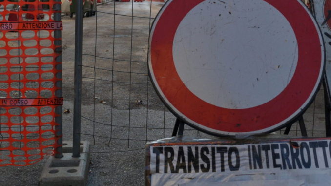 Viabilità, interdetto transito in via Saffi per lavori al teatro San Carlo