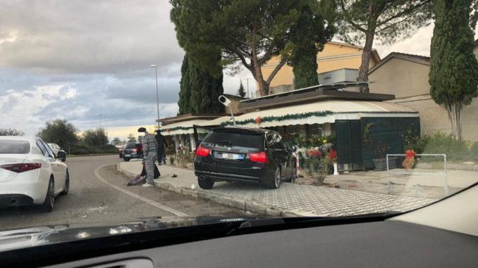 Incidente stradale Bmw sbanda e finisce contro un palo, tragedia sfiorata