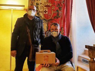 condotta Slow Food Foligno consegna cesto pasquale a sindaco