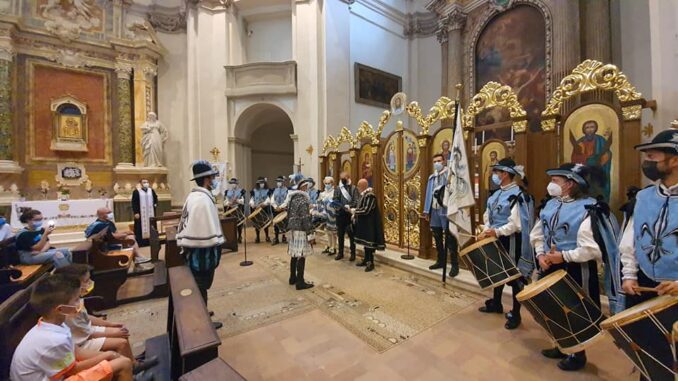 Quintana, l'investitura per i dieci cavalieri, ostensione delle bandiere e la cena