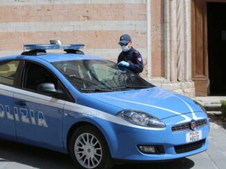 Ruba borsa a una donna e poi chiede soldi per la restituzione, arrestato