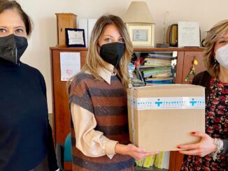 Trevi, farmacia Trampetti dona mascherine alla scuola dell'istituto Valenti. Assessora Moccoli: Grata alla farmacia Trampetti