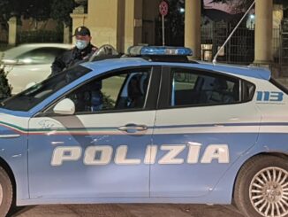 Si "dimenticano" dell'amico, lui non sa tornare a casa e chiama la Polizia