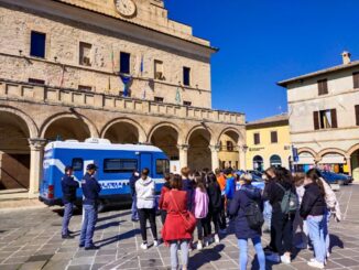 Questo non è amore, la Polizia incontra cittadini e studenti di Montefalco.Il Camper rosa della Questura di Perugia ha fatto tappa stamattina