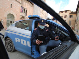 Urla e strepiti in piazza, donna terrorizzata dal compagno chiama la polizia