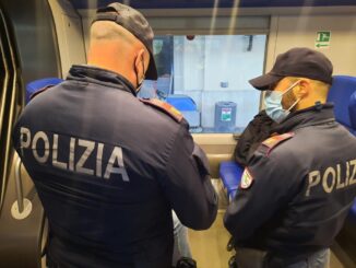 Litiga con edicolante e aggredisce i poliziotti, denunciata