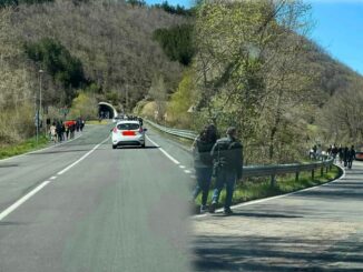 Due chilometri e mezzo, una parte anche in galleria, a piedi per andare a Rasiglia