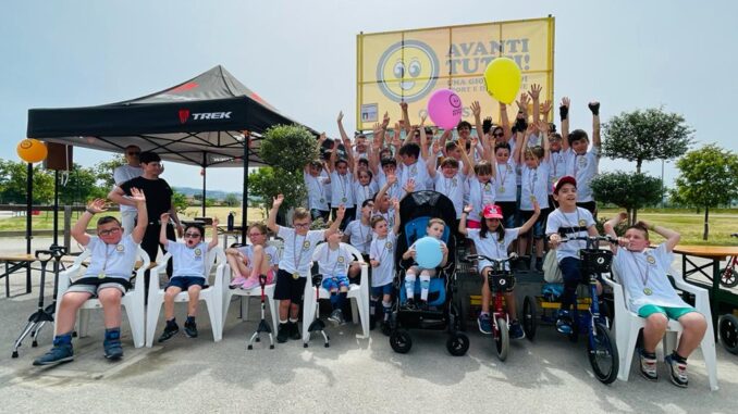Con Avanti Tutti! vincono inclusione e amicizia al Ciclodromo di Corvia.  Il ciclismo unisce al di là di qualsiasi differenza.