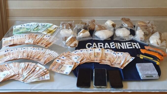 Carabinieri arrestano due stranieri, traffico droga, 1 kg e 200gr di cocaina