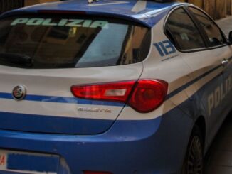 Aiuto c'è una estranea nel mio cortile chiama la Polizia, ma era un turista