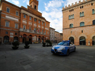 Tombino in fiamme, gli agenti della polizia sedano fiamme evitando il peggio