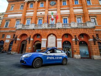 Uomo cade dalle scale, soccorso dal personale sanitario e dalla polizia