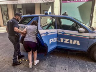 Cade e si fa male a una gamba, donna soccorsa dalla polizia