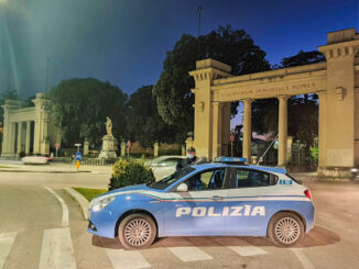 Teme che sia in atto una violenta lite e chiama la polizia