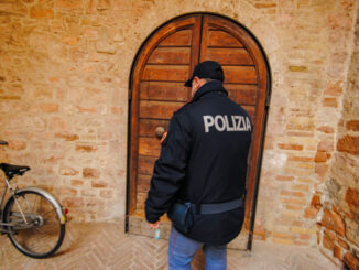 Atti persecutori verso ex compagna, polizia ritirai fucili da caccia