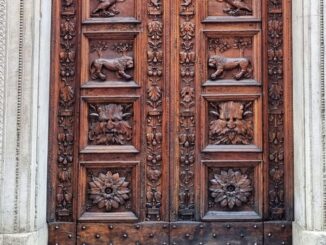 Restaurati i portoni di palazzo Deli e dell’Oratorio della Nunziatella