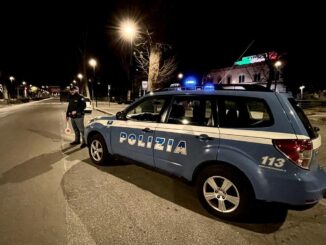 Prima urta auto parcheggiata, poi si spaccia per agente, è stata denunciata