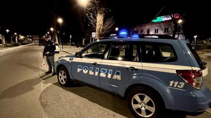 Prima urta auto parcheggiata, poi si spaccia per agente, è stata denunciata
