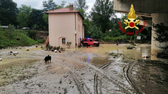 Esonda anche il Topino a Ponte Rio di Valtopina, evacuate due famiglie