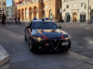Fa pipì in un muro in pieno giorno a Foligno, denunciato