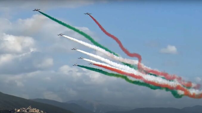 Frecce Tricolori, a Foligno uno spettacolo suggestivo, tutti con la testa all'insù