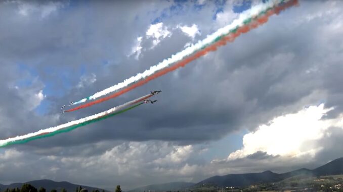 Frecce Tricolori, a Foligno uno spettacolo suggestivo, tutti con la testa all'insù