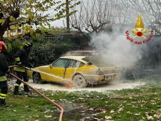 Intervento dei Vigili del Fuoco a Foligno, a fuoco un’auto storica