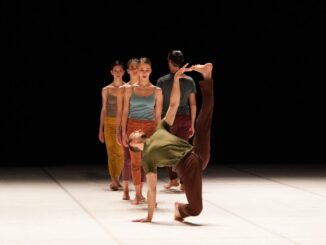 La danza della Compagnia Aterballetto con Yeled / Secus