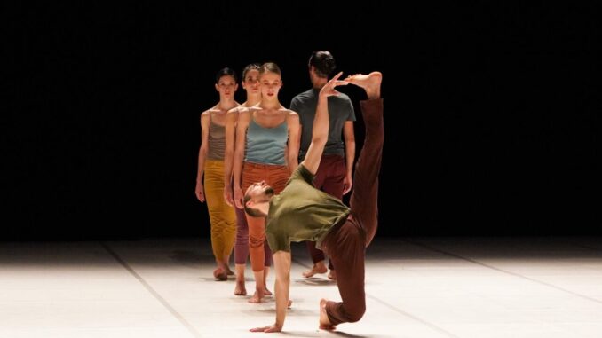 La danza della Compagnia Aterballetto con Yeled / Secus