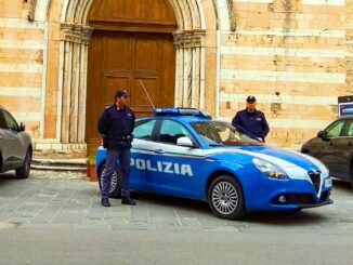 Molesta i clienti e aggredisce agenti: arrestato 39enne a Foligno