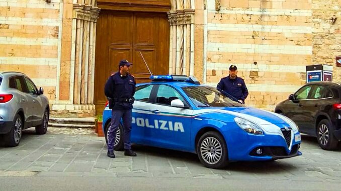 Molesta i clienti e aggredisce agenti: arrestato 39enne a Foligno