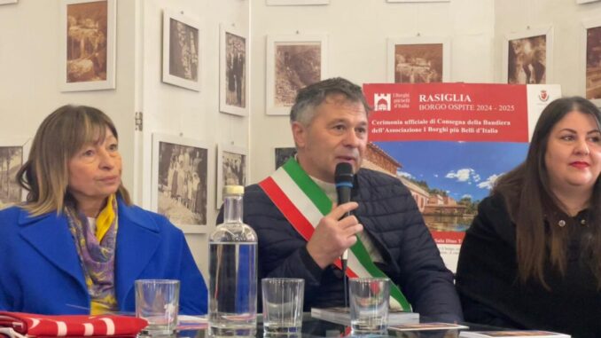 Rasiglia è ‘Borgo Ospite’, consegnata la bandiera dell’associazione “I Borghi più Belli d’Italia”