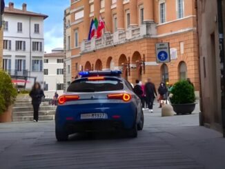 Molesta i clienti e aggredisce agenti: arrestato 39enne a Foligno