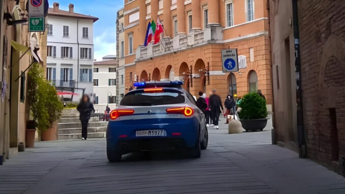 Molesta i clienti e aggredisce agenti: arrestato 39enne a Foligno