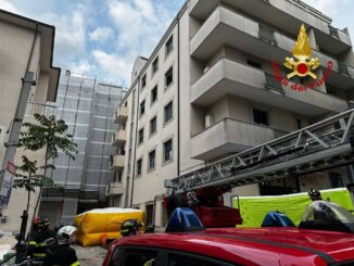 Donna in crisi lancia mobili dalla finestra del terzo piano