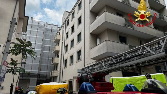 Donna in crisi lancia mobili dalla finestra del terzo piano